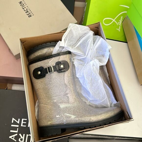 KENNETH COLE REACTION Women's Rain Buckle Cozy Lug Sole Rainboots - Picture 2 of 5